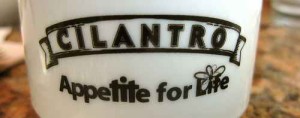 Lo slogan aziendale su una tazza di Cilantro.