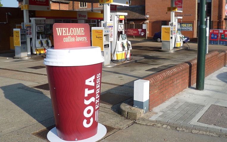 Quanto guadagna un bar in un distributore? Se perfino la grande catena Costa Coffee li apre, probabilmente i margini sono buoni, almeno in Inghilterra...
