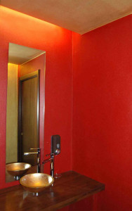 Esempio di antibagno ottenuto utilizzando smalti colorati per le pareti e luce a neon nel controsoffitto. 