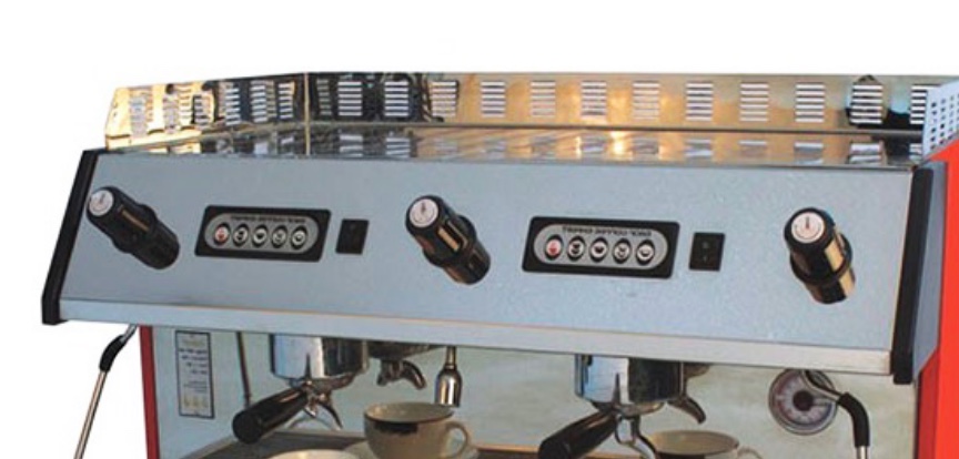 In una macchina da caffè da bar automatica i vari pulsanti permettono di scegliere la quantità di acqua usata per l'estrazione.