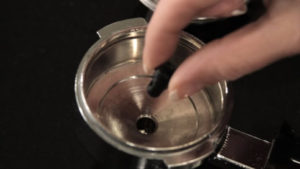 Ecco come funziona il porta filtro per e cialde: con un tappo in plastica si crea la pressione.