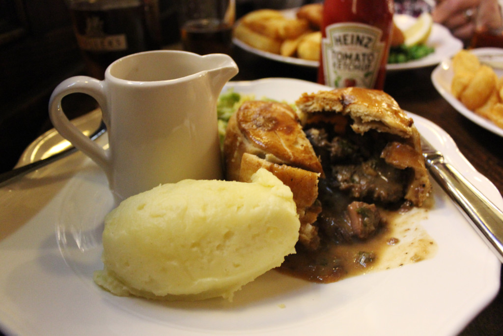 Una classica cena da pub inglese: pie, potatoes e ketchup...