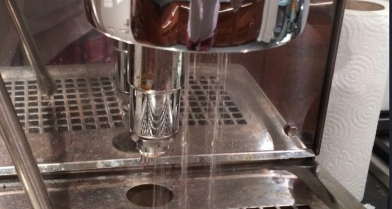 Nella fase 1 per una corretta preparazione del caffè espresso, facciamo il purge, cioè facciamo uscire un po' d'acqua dal gruppo per togliere i residui delle precedenti estrazioni.