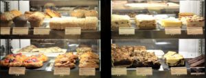 La vetrina food dello Starbucks di Mosca: piccola, fitta e con preparazioni che spaziano dai muffin alle torte di frutta...